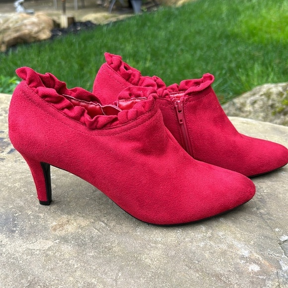 Covington red faux suede heeled booties size 7 M with ruffle at ankle side zip - Picture 1 of 14